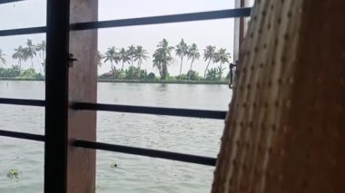  Alleppey Hindistan yüzen evi kanallar ve pirinç tarlaları arasında yol alıyor.