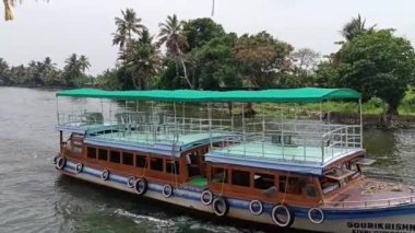  Alleppey Hindistan yüzen evi kanallar ve pirinç tarlaları arasında yol alıyor.