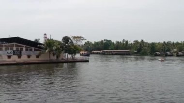  Alleppey Hindistan yüzen evi kanallar ve pirinç tarlaları arasında yol alıyor.