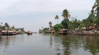  Alleppey Hindistan yüzen evi kanallar ve pirinç tarlaları arasında yol alıyor.