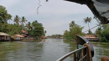  Alleppey Hindistan yüzen evi kanallar ve pirinç tarlaları arasında yol alıyor.