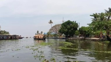  Alleppey Hindistan yüzen evi kanallar ve pirinç tarlaları arasında yol alıyor.