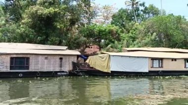  Alleppey Hindistan yüzen evi kanallar ve pirinç tarlaları arasında yol alıyor.