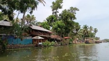  Alleppey Hindistan yüzen evi kanallar ve pirinç tarlaları arasında yol alıyor.