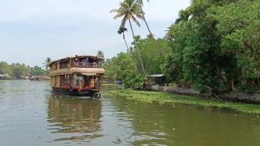  Alleppey Hindistan yüzen evi kanallar ve pirinç tarlaları arasında yol alıyor.