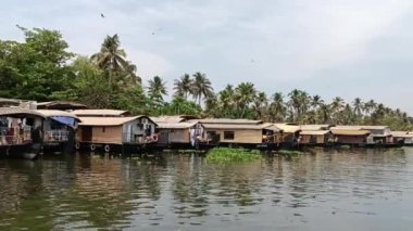  Alleppey Hindistan yüzen evi kanallar ve pirinç tarlaları arasında yol alıyor.