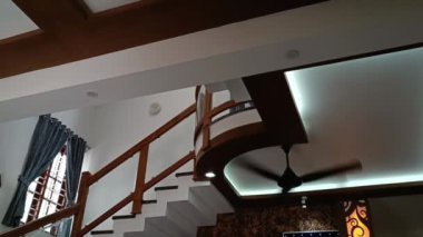 Hindistan 'da tavan vantilatörü olan bir oda.