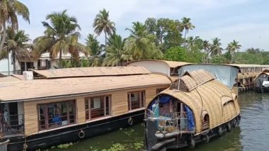  Alleppey Hindistan yüzen evi kanallar ve pirinç tarlaları arasında yol alıyor.