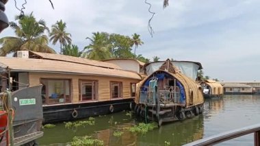  Alleppey Hindistan yüzen evi kanallar ve pirinç tarlaları arasında yol alıyor.