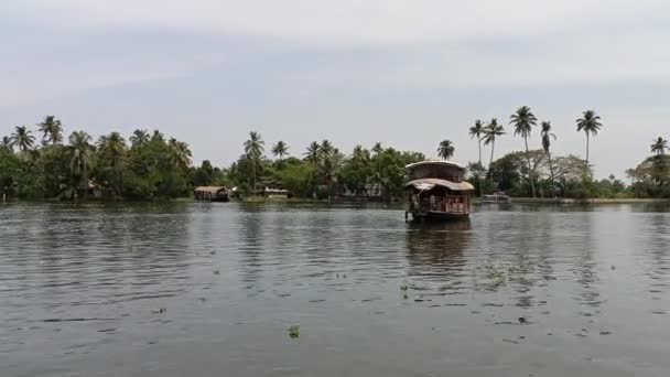 Perahu Rumah Tangga Alleppey India Berlayar Antara Kanal Dan Sawah — Stok Video