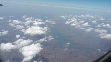 Hindistan dağları uçaktan görünüyor.