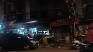 Mumbai 'de toplu taşıma araçlarıyla seyahat.