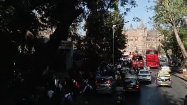 Mumbai 'de toplu taşıma araçlarıyla seyahat.