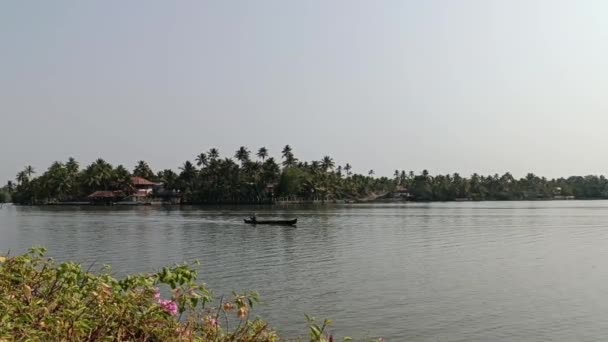 Pescador Nada Través Del Canal Kochi — Vídeos de Stock