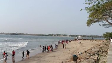 Kochi, Hindistan - 1 Eylül 2023: Cochin limanı ve arka su nehri yakınlarında hareket eden gemi ve tekne. İskele vagonunda büyük bir sanayi gemisi.