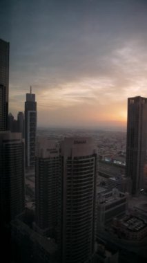 Yüksek binaların penceresinden Dubai 'nin merkezinin görüntüsü