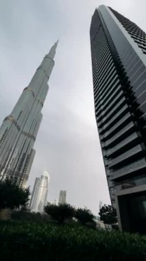 Dubai 'nin merkezi elit bir yerleşim alanının avlusundan görünüyor.