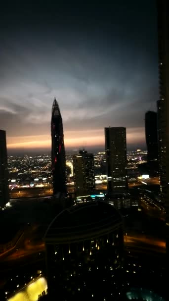 从一幢高层住宅大楼的窗户看迪拜市中心 — 图库视频影像