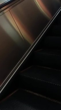 Metrodan yürüyen merdiveni almak.