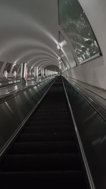 Metrodan yürüyen merdiveni almak.