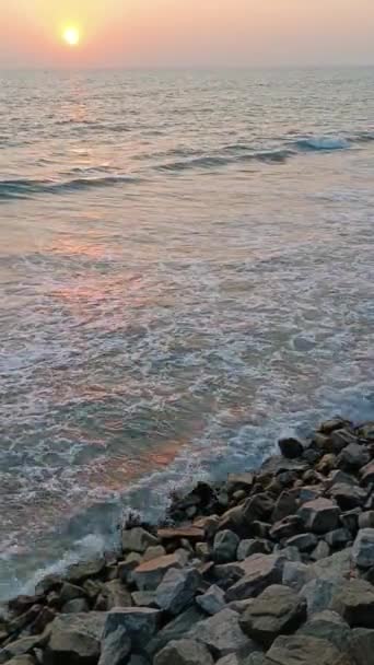 印度岩石海岸附近的日落 — 图库视频影像