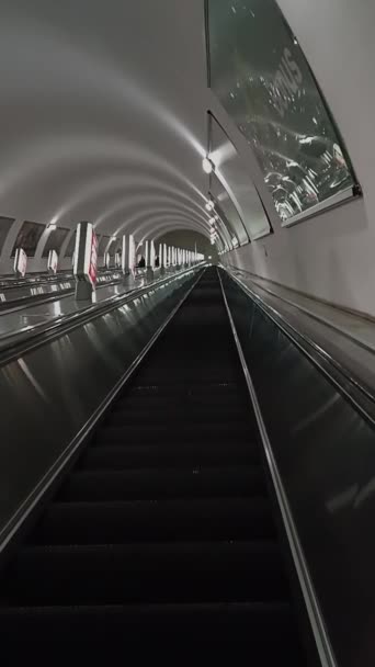 Med Rulltrappan Från Tunnelbanan — Stockvideo