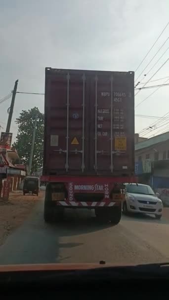 Samochód Podąża Ciężarówką Ciężarową Jadącą Portu — Wideo stockowe