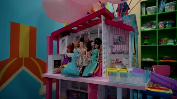 おもちゃについて 子供たちの遊び場 たくさんの子供のおもちゃ — ストック動画