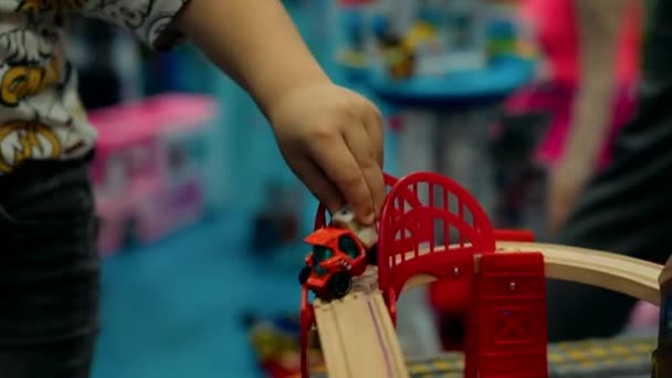 おもちゃで遊んでいる子供の手 — ストック動画