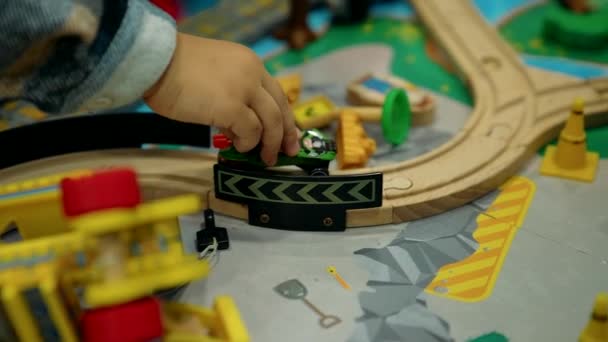Kinderhanden Die Met Speelgoed Spelen — Stockvideo