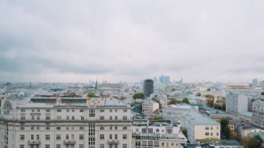 Binanın çatısından St. Petersburg manzarası