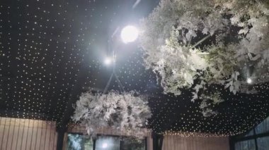  Süslü bir ziyafet salonunu aydınlatan bir ışık demeti.