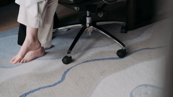 Kobiece Nogi Piżamie Pod Krzesłem Roboczym Klip Wideo