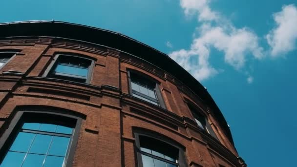 Dächer Eines Backsteingebäudes Vor Dem Hintergrund Des Klaren Blauen Himmels — Stockvideo