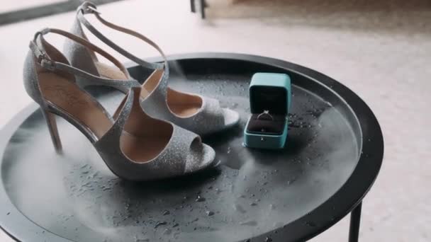 Caja Con Anillo Cerca Zapatos Mujer Mesa Café — Vídeo de stock