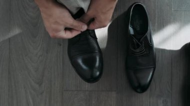 Erkek ayakkabıları pencereye yakın plan.