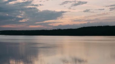  Gün batımında pembe ışıkta göl