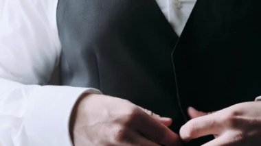  İş adamı ceketini yakına iliştiriyor.