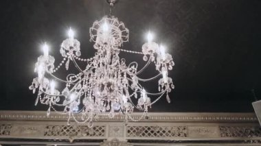 Tavandaki avize elit eski bir evde.