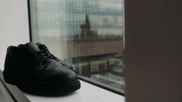 Férfi Cipők Fekete Közelkép Ablakon Stock Felvétel