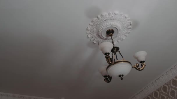 Lámpara Araña Techo Una Antigua Casa Élite — Vídeos de Stock