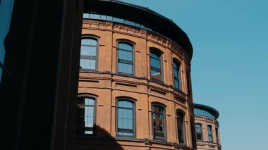  Metropolis 'in merkezinde yuvarlak tuğla bir binanın duvarları var.