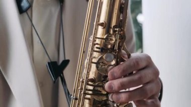 Saxophonist yakın plan bir etkinlikte çalıyor