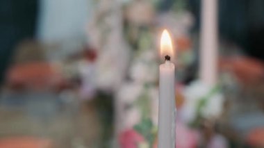 Konforlu bir restoranda masalar, dekorasyonlar, çiçekler ve rezerve edilmiş.