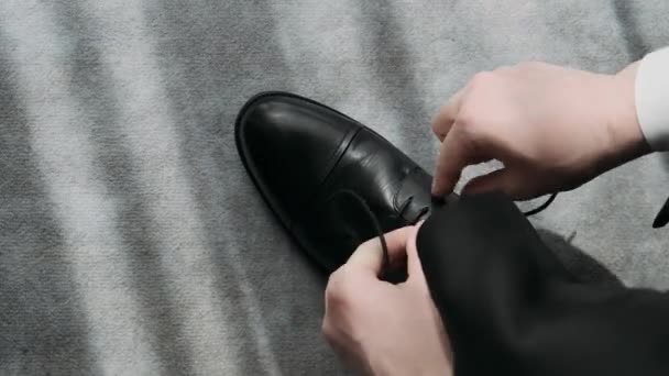 Nahaufnahme Männlicher Hände Die Schnürsenkel Schwarzen Schuhen Binden — Stockvideo