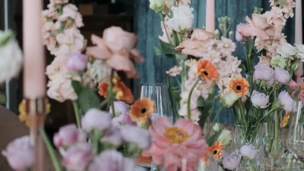 Asztalok Egy Hangulatos Étteremben Dekorációk Virágok Fenntartott Jogdíjmentes Stock Videó