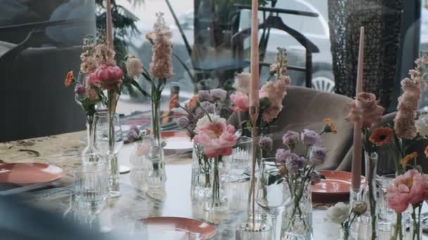 Tische Einem Gemütlichen Restaurant Dekorationen Blumen Und Reserviert — Stockvideo