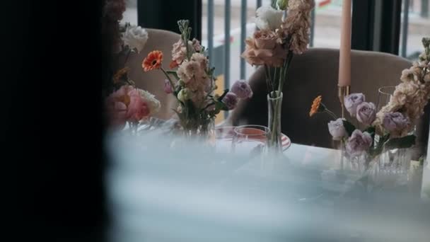 Τραπέζια Ένα Άνετο Εστιατόριο Διακοσμήσεις Λουλούδια Και Διατηρούνται — Αρχείο Βίντεο