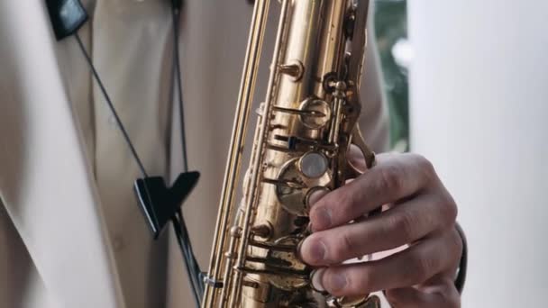 Saxofonist Spielt Bei Einer Veranstaltung Aus Nächster Nähe — Stockvideo