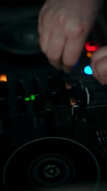 DJ uzaktan kumandanın düğmesini açar